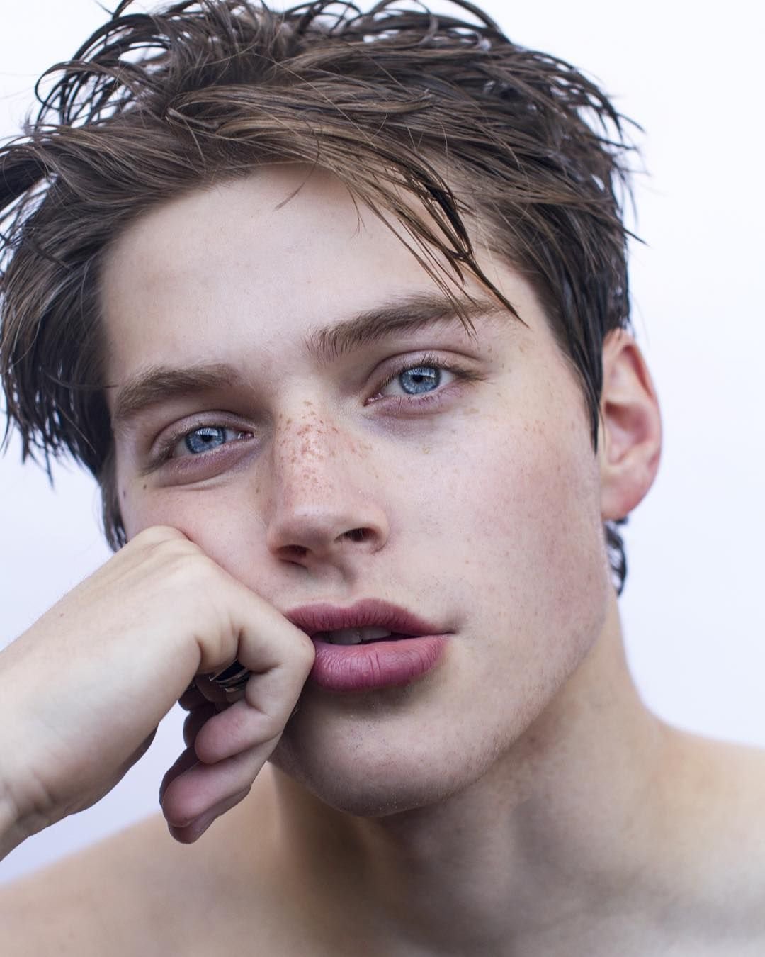 Froy Gutierrez Дастин