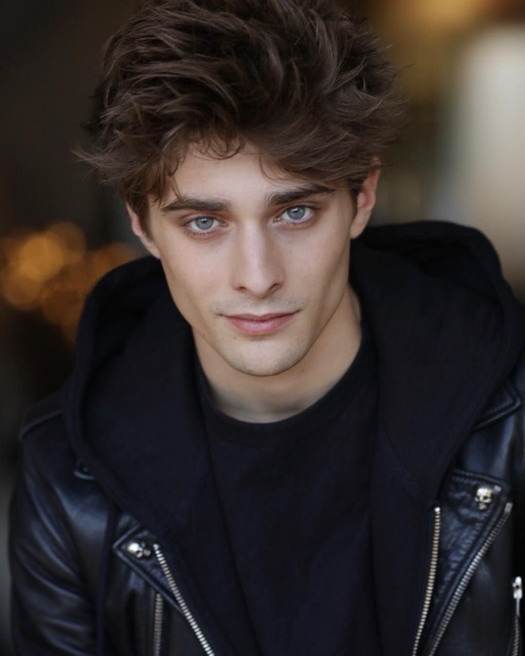 Светло каштановые волосы у парней