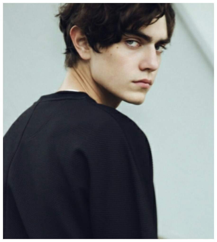 Парень с карими глазами селфи