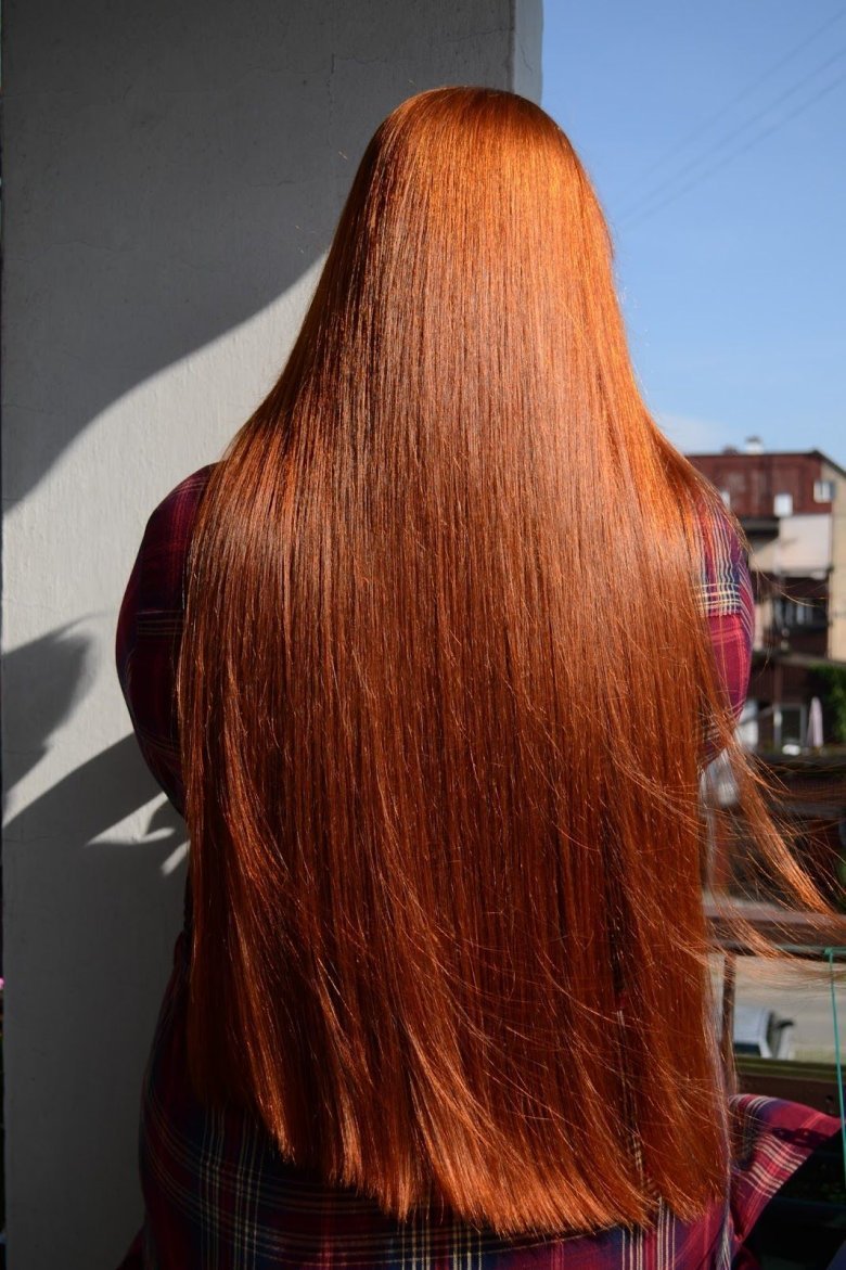 Рыжая девушка с прямыми волосами