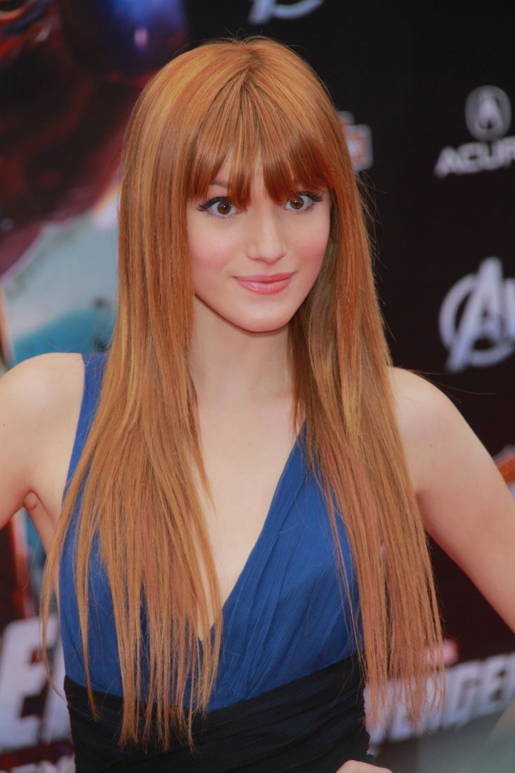 Девочка с длинными волосами русо- рыжего цвета без лица