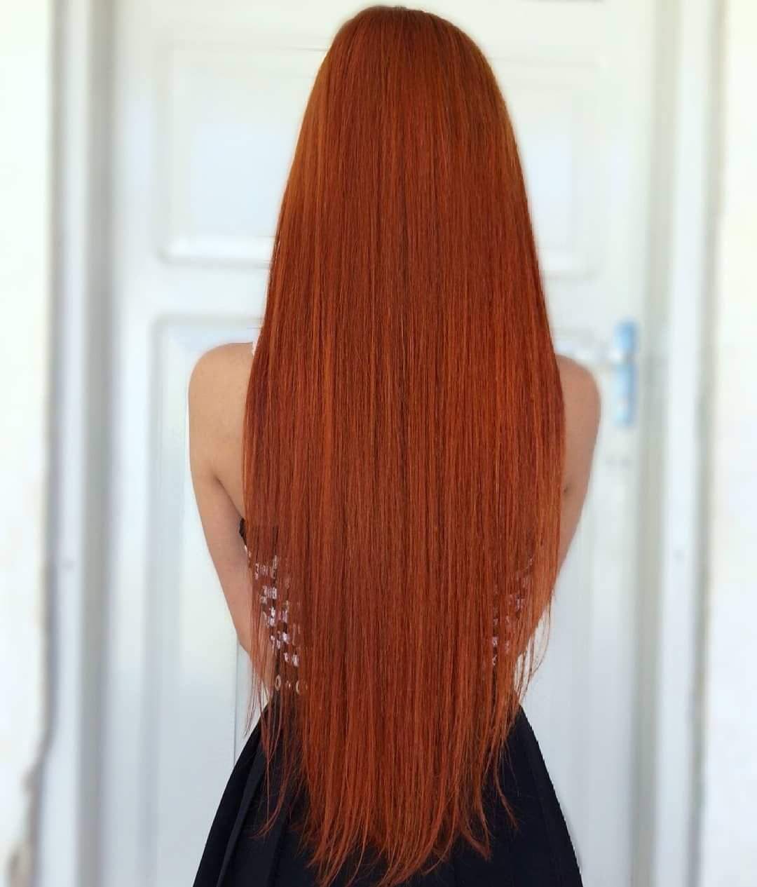 Девушка с длинными рыжими волосами