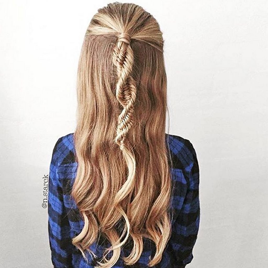 Косичка на распущенных волосах