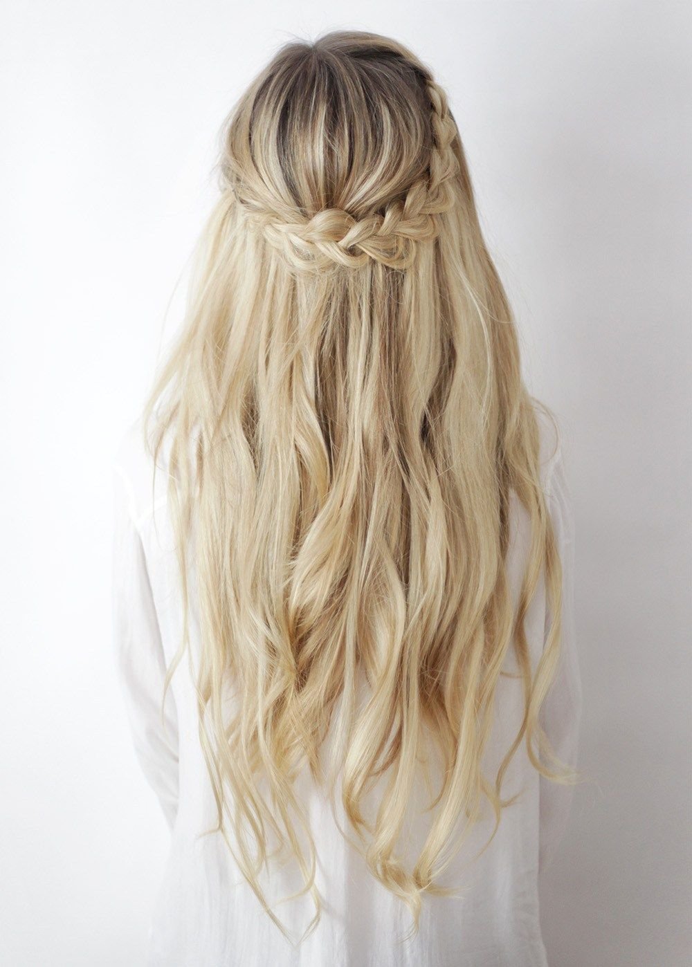 Прическа с плетением и распущенными волосами