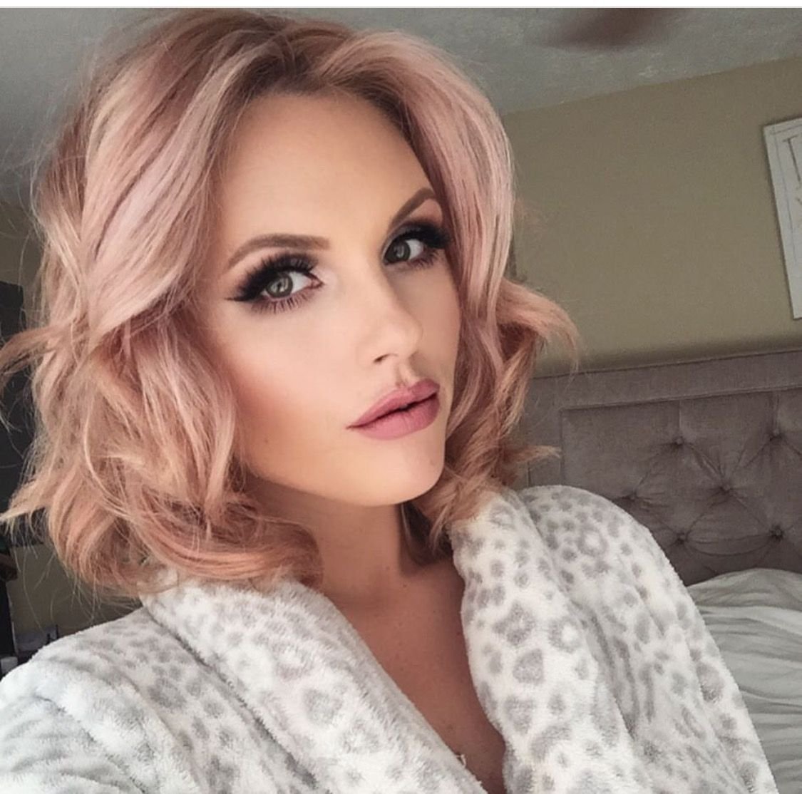 Короткие розовые волосы