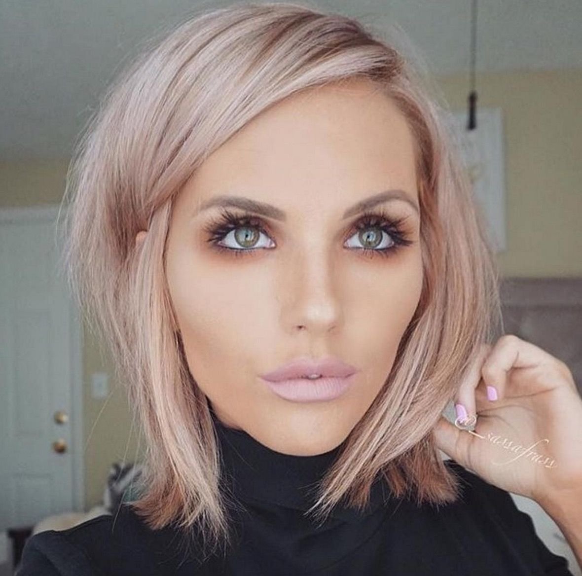 Пастельно-розовый цвет волос