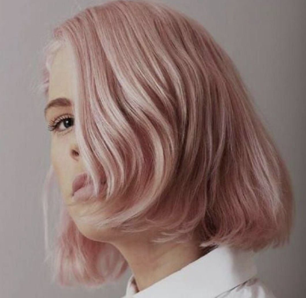 Пастельно-розовый цвет волос