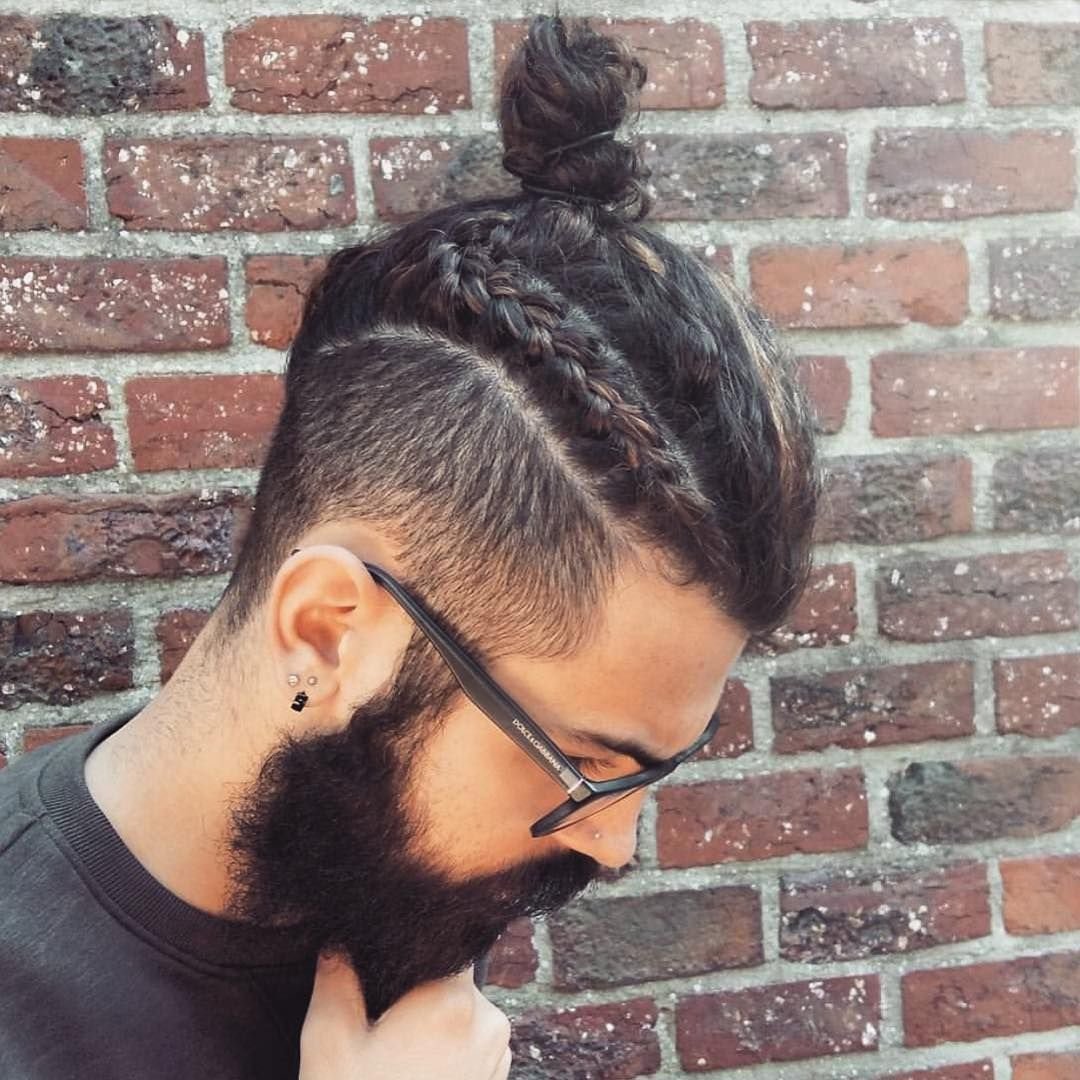 Мужская причёска с хвостиком