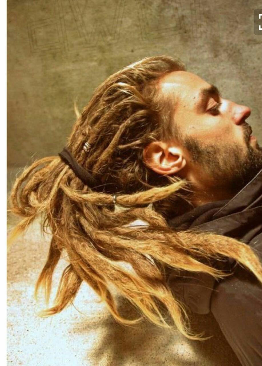 Блондин с дредами