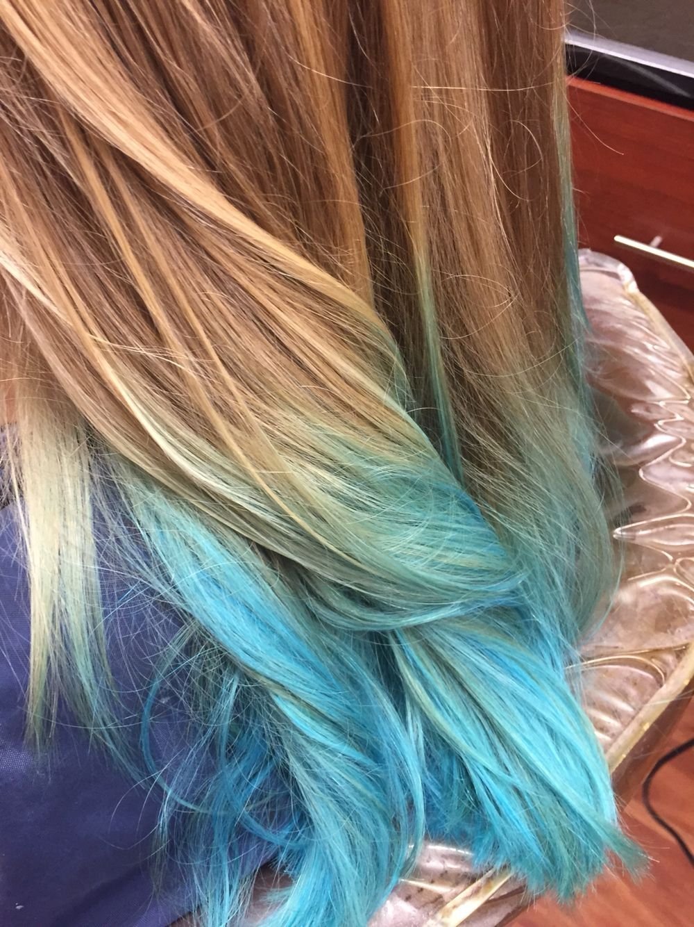 Голубые кончики волос