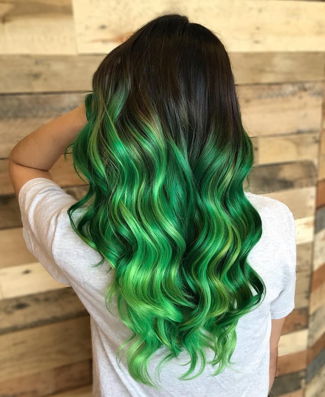 Зеленые пряди волос