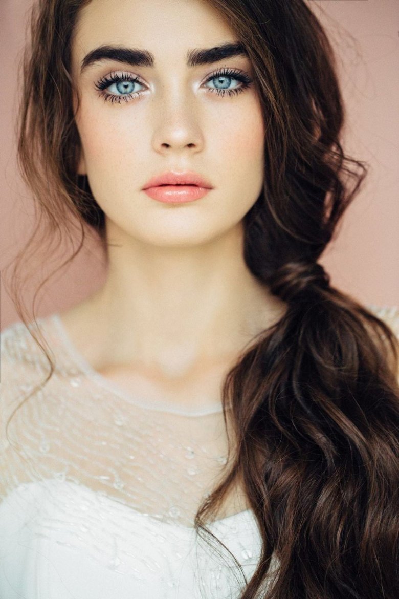 Черные волосы синие глаза