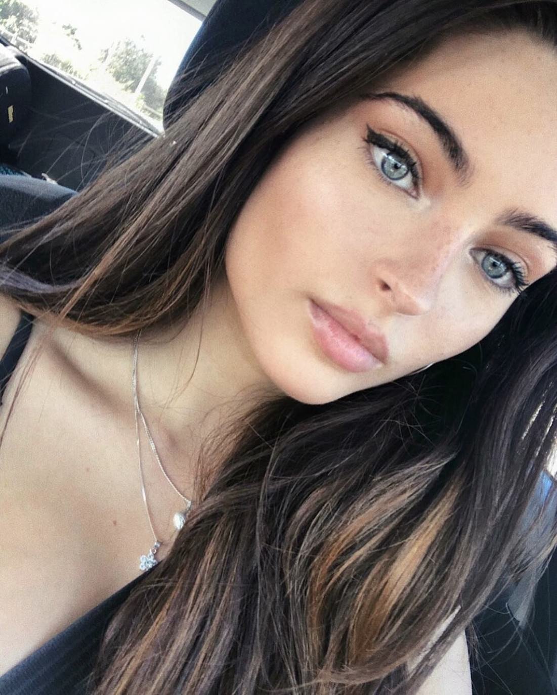 Девушка с каштановыми волосами и голубыми глазами