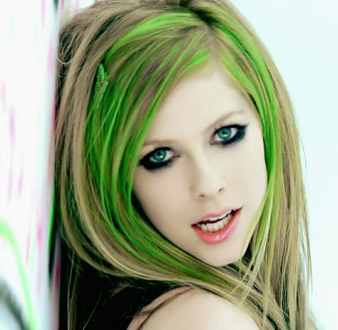 Avril Lavigne Green hair