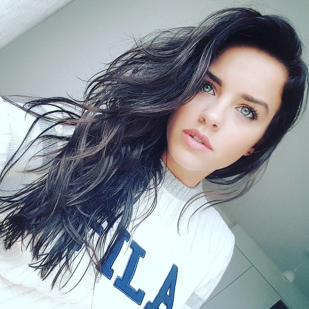 Макияж с черными волосами