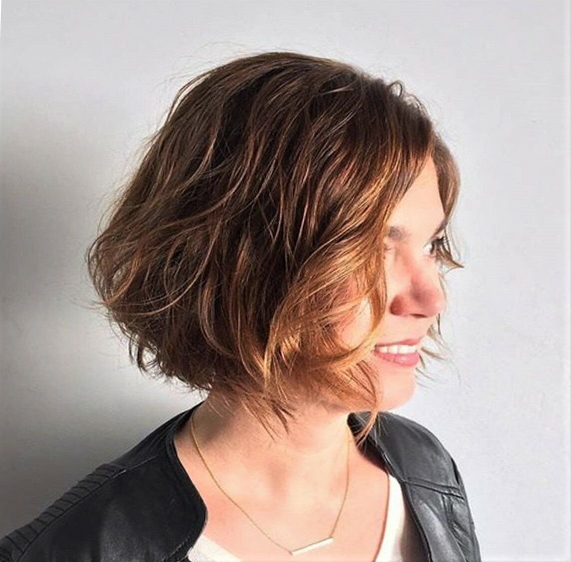 Градуированный Боб на короткие тонкие вьющиеся волосы