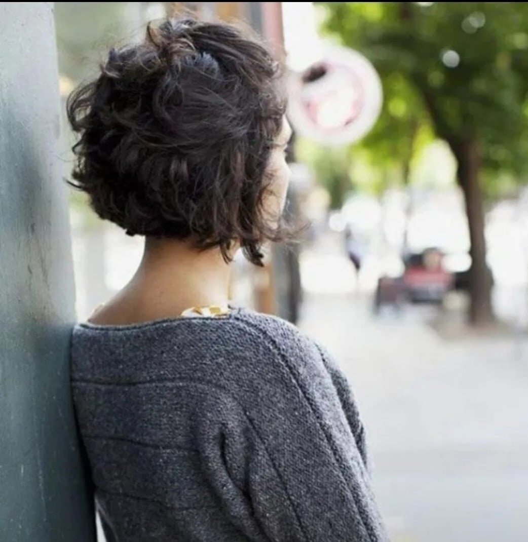 Девушка с короткой стрижкой сзади