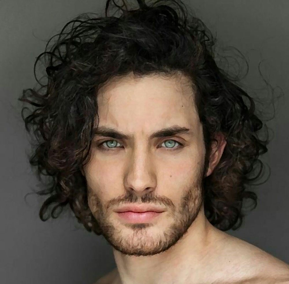 Кудрявый брюнет