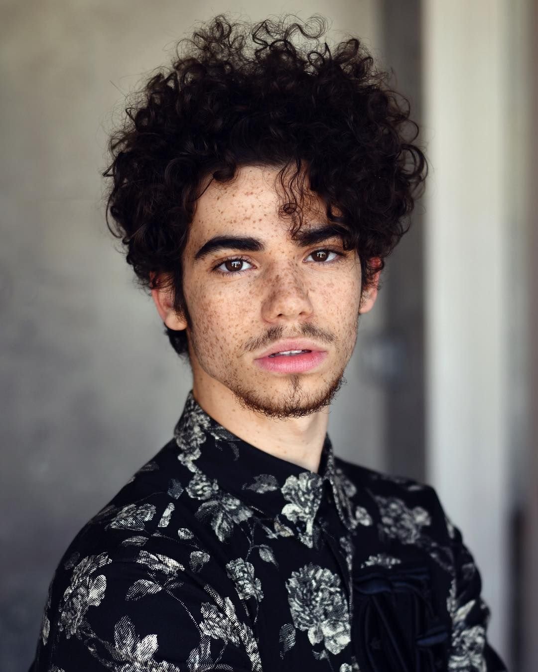 Кэмерон бойс кудрявый