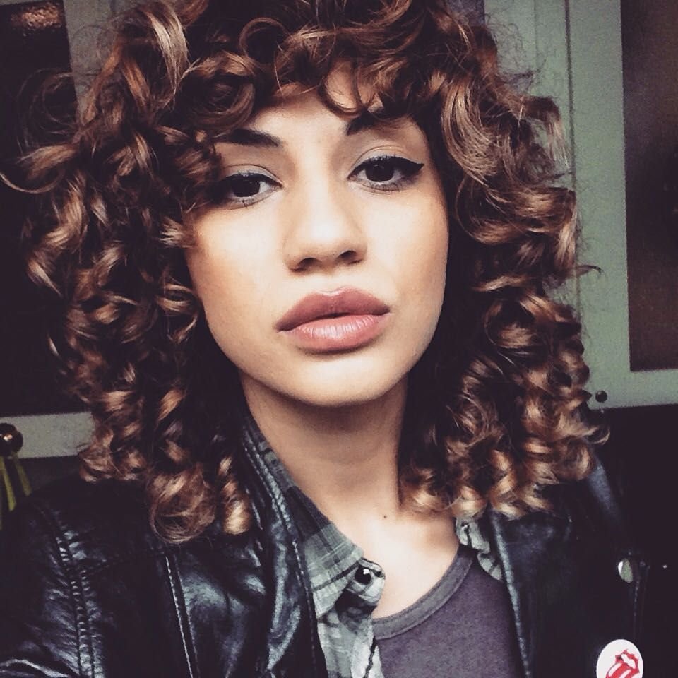 Мика Арганараз с кудрявыми волосами