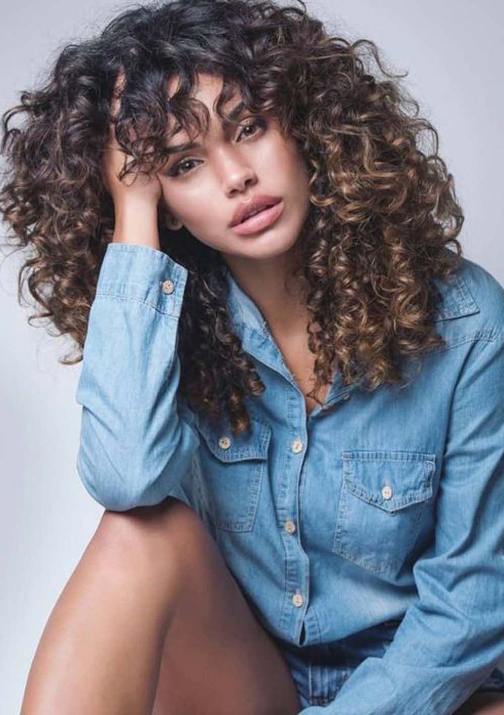 Кудрявые девушки с челкой