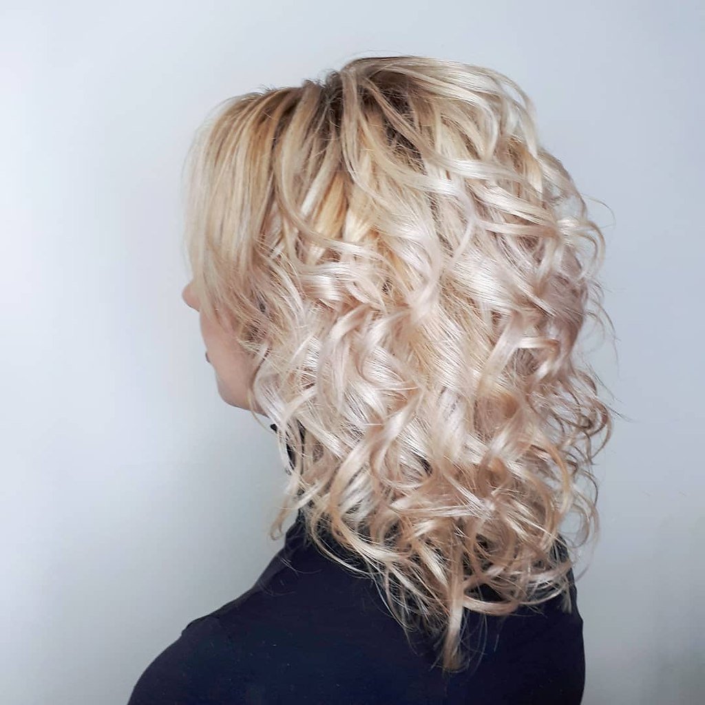 Причёски на выпускной на короткие волосы