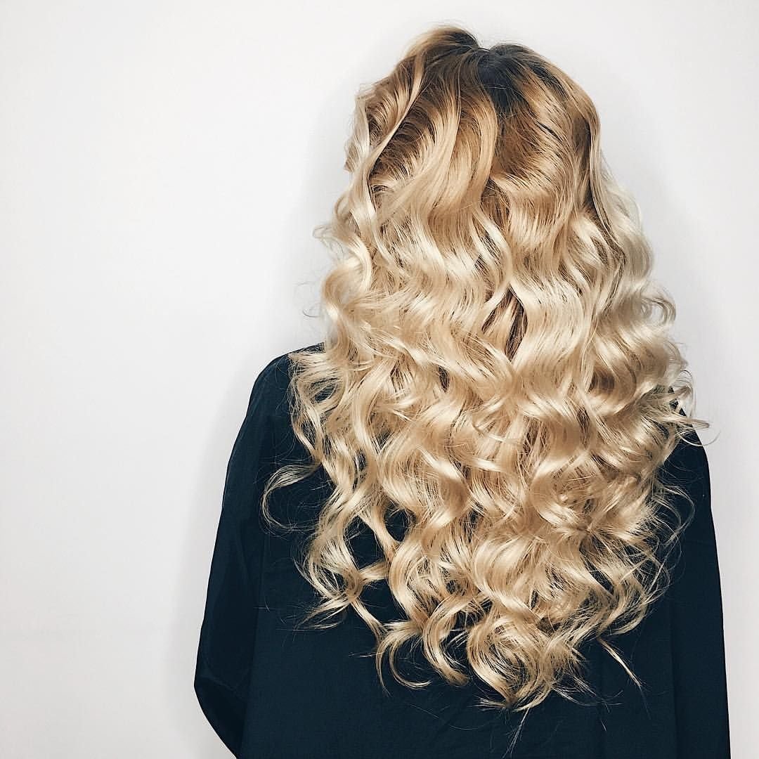 Блондинка развивающиеся волосы