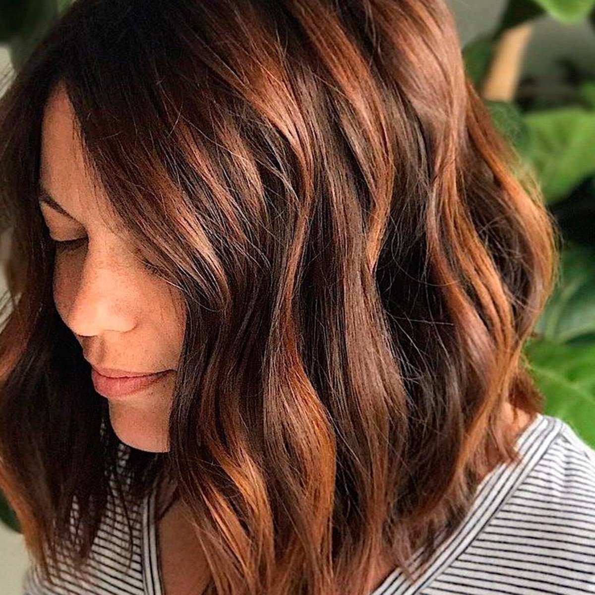 Мелирование рыжими прядями на темные волосы