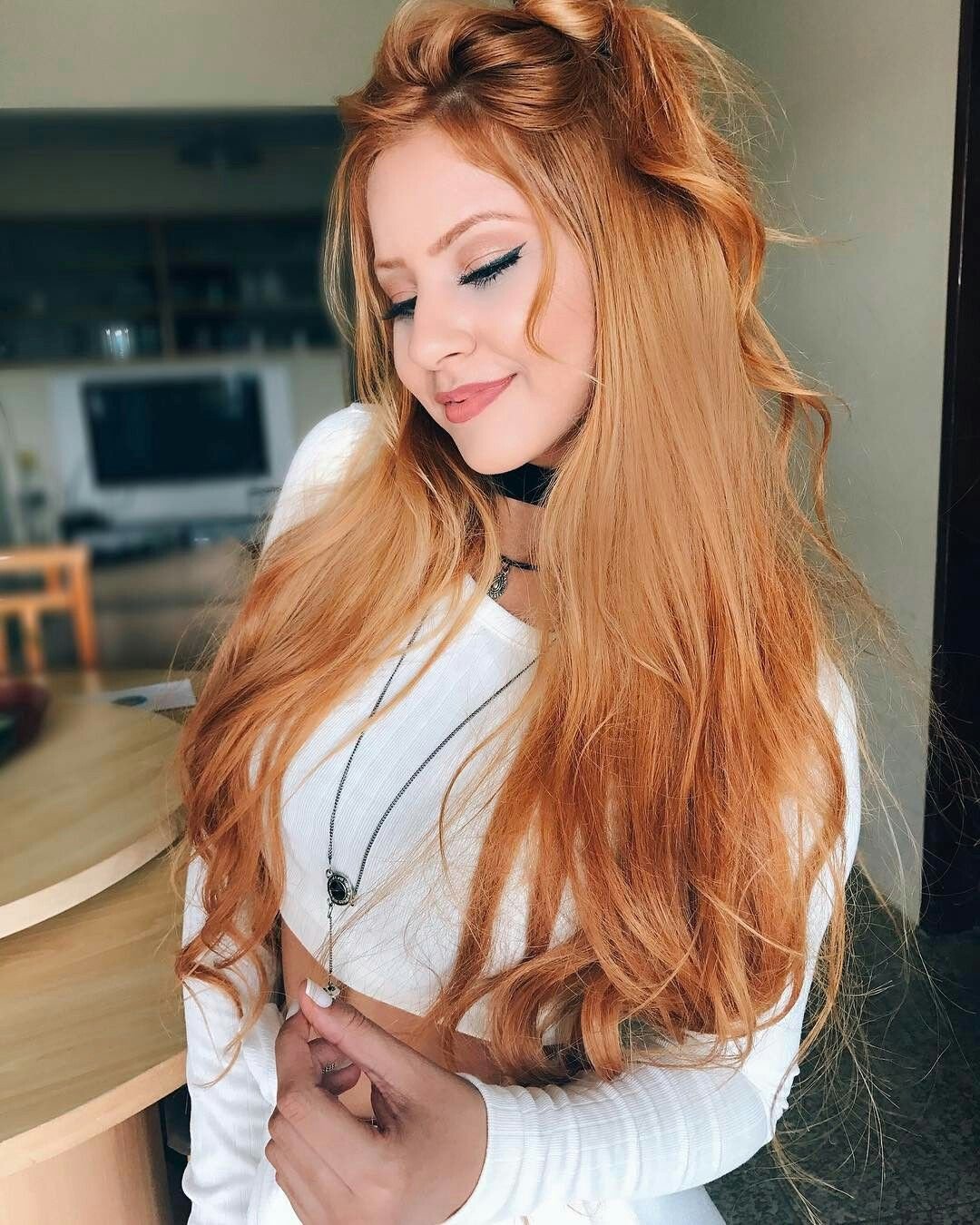 Эмма Бадинг с огненно рыжими волосами