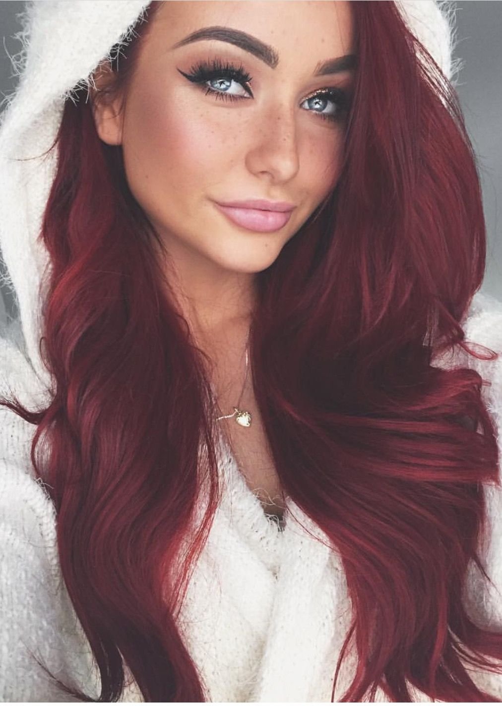 Длинные бордовые волосы