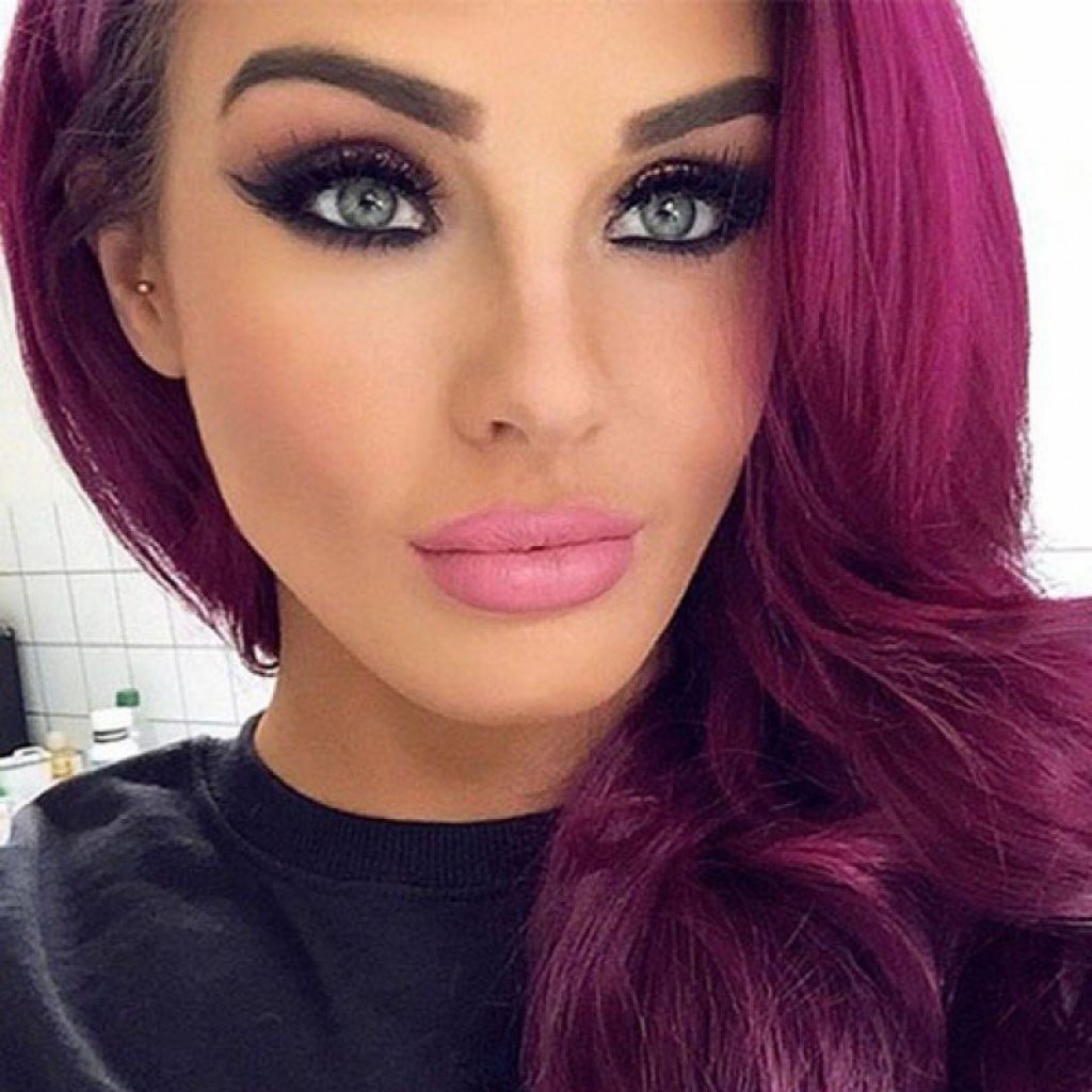 Девушки с одинаковым бордовыми волосами с макияжем