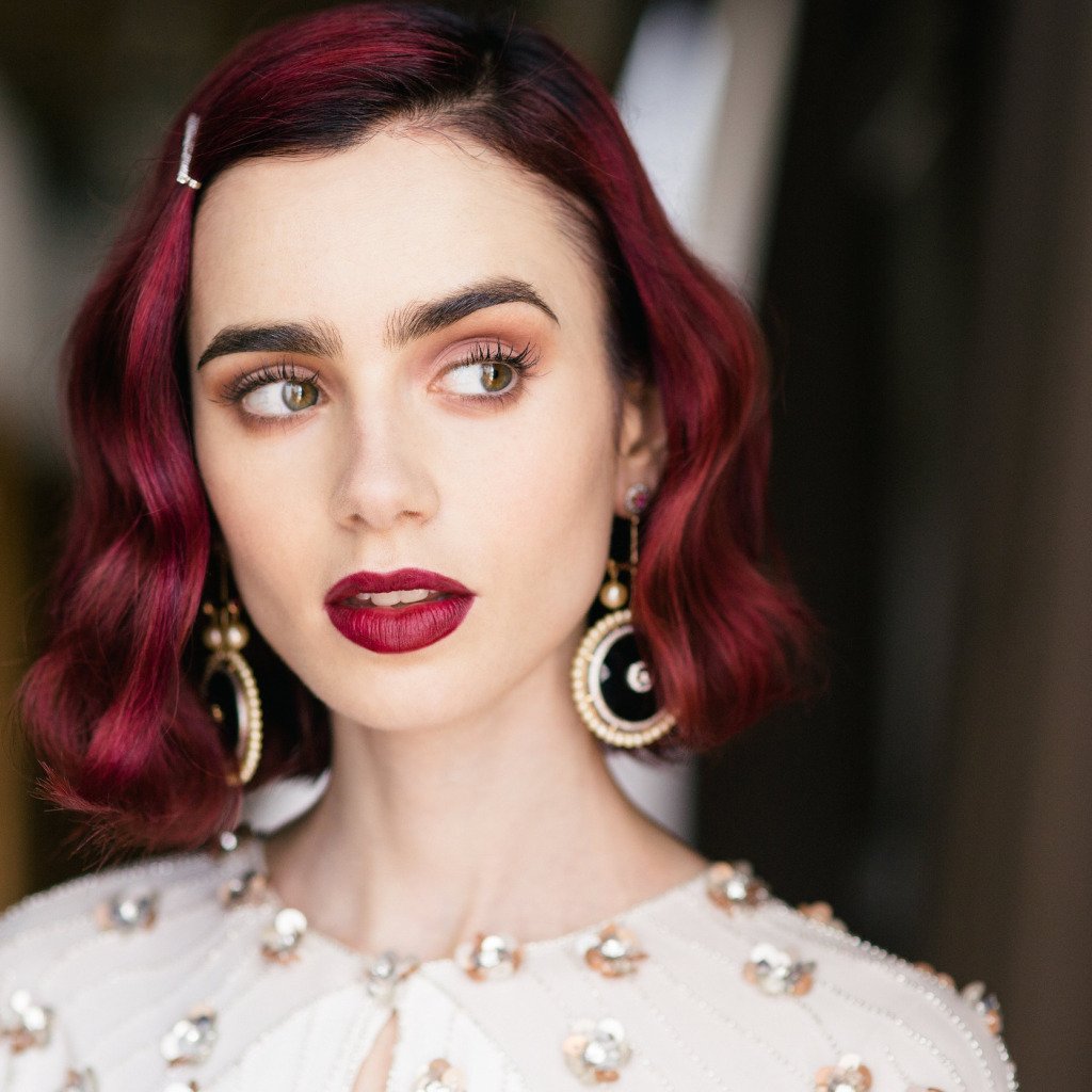 Бургундский цвет волос с челкой