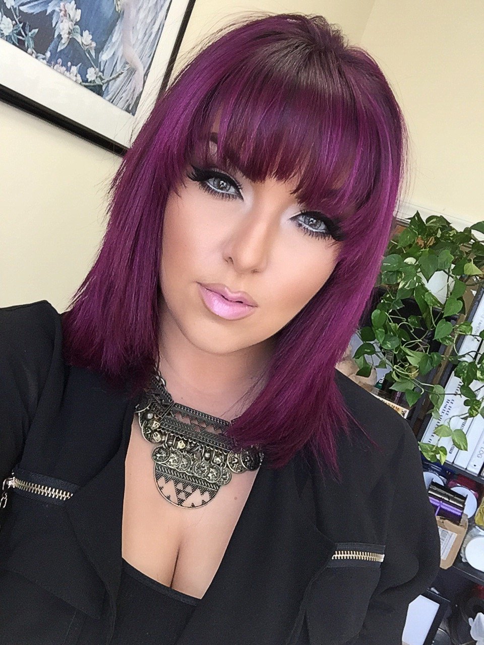 Бордовые волосы у девушек