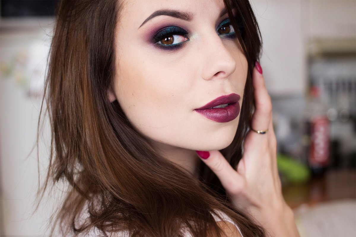 Бордовые волосы макияж