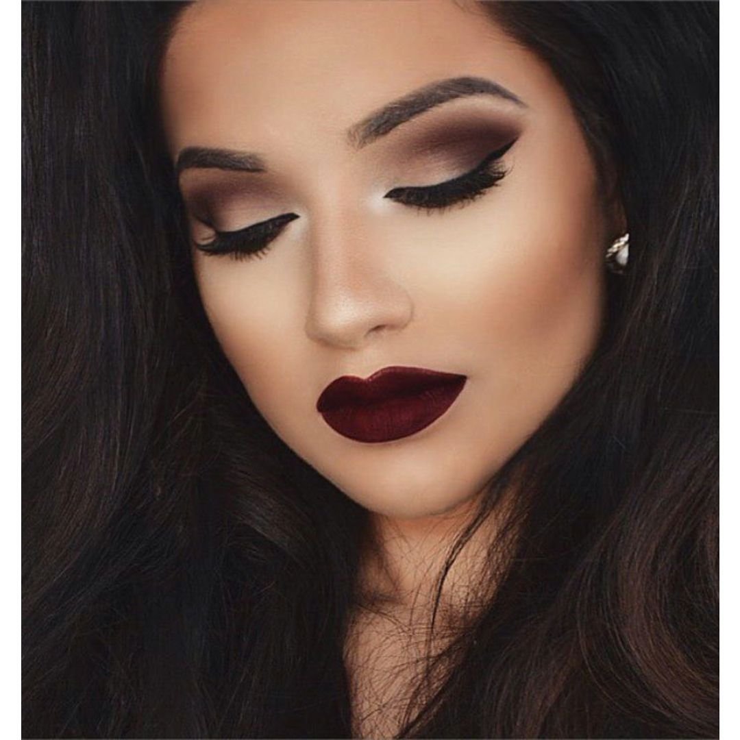 Бордовые волосы и голубые глаза