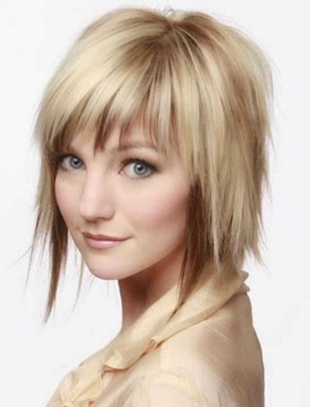 Стрижка каре с рваной челкой