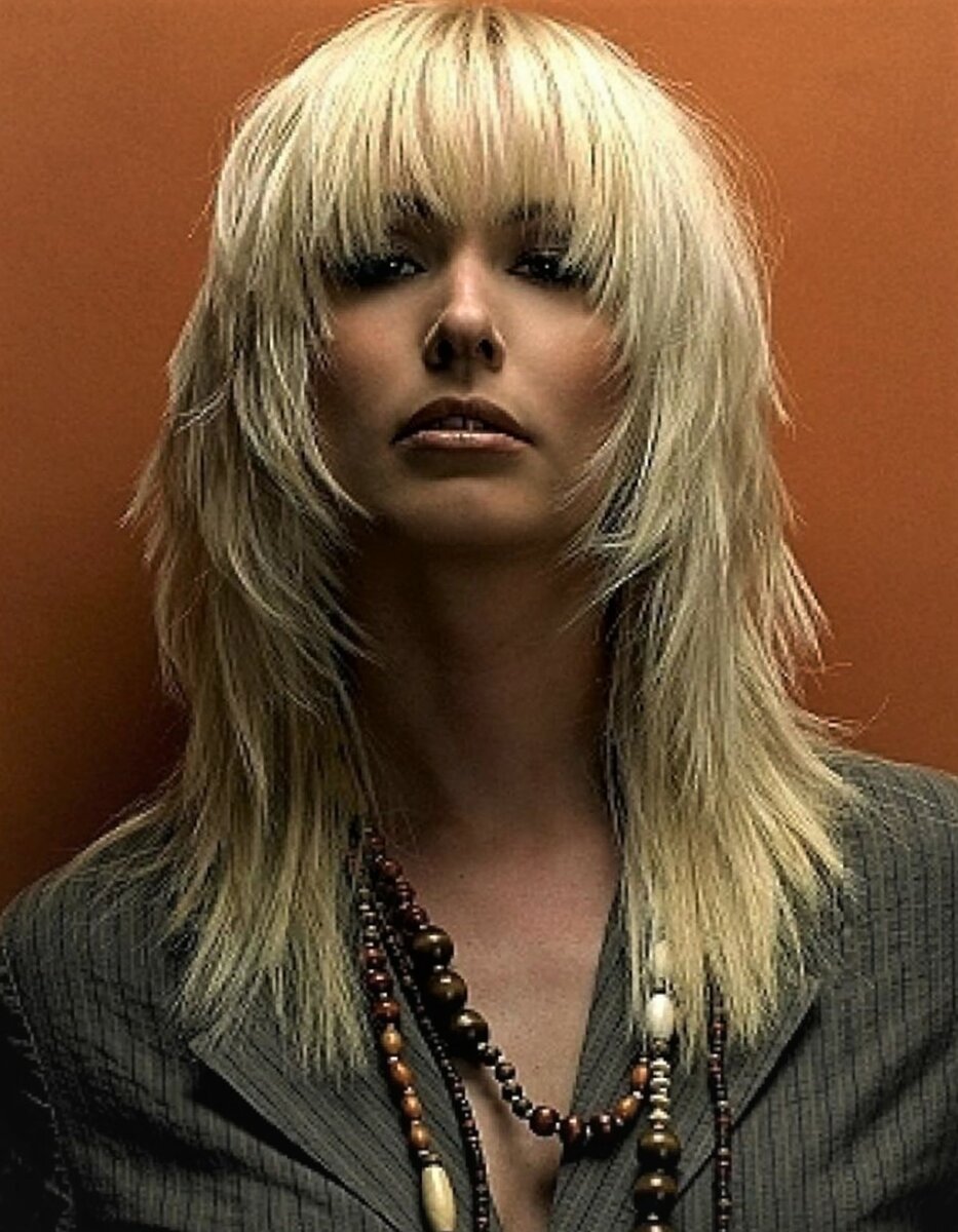 Каскад с рваной челкой на средние