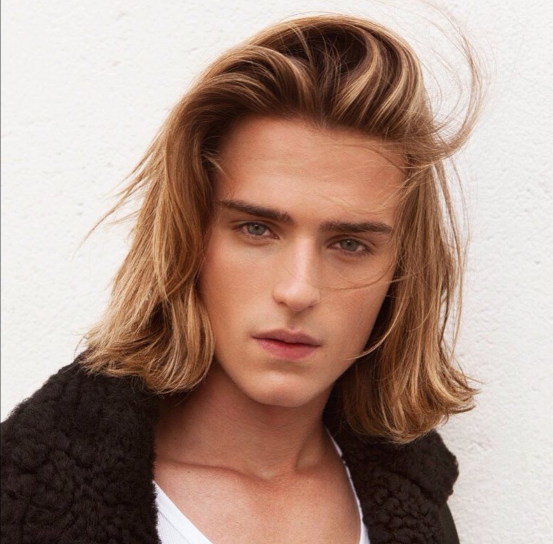 Дуглас Хикман с длинными волосами