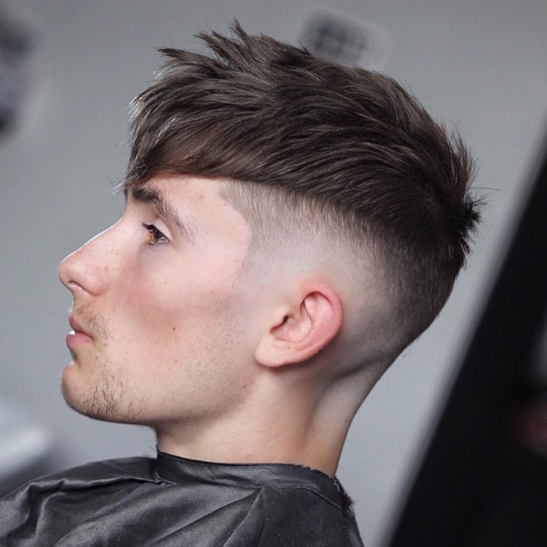 Короткие мужские стрижки с полосками