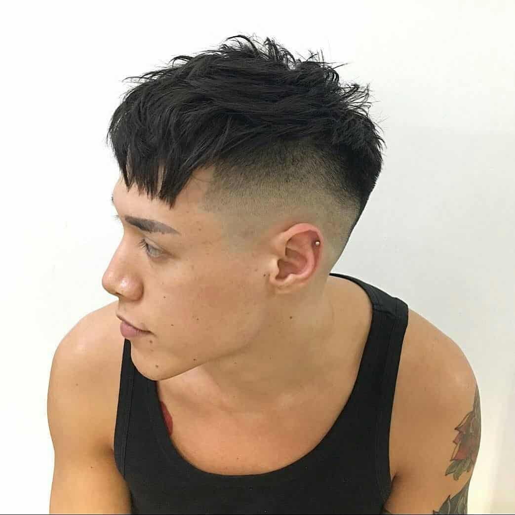 Мужская прическа с выбритыми боками