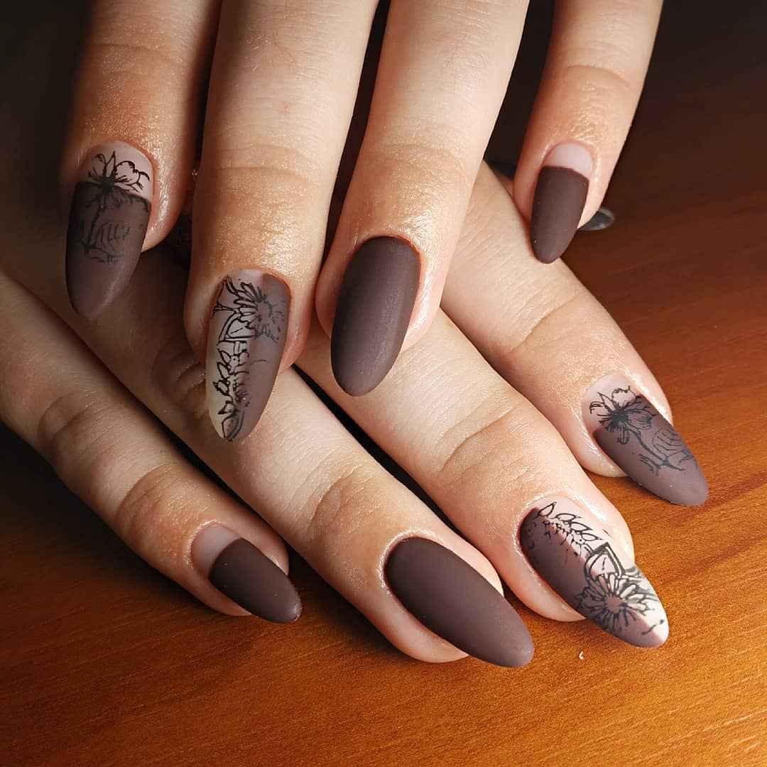 Светлокоричневай маникюр