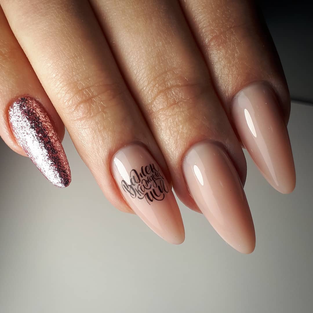 Нюдовые ногти миндаль длинные