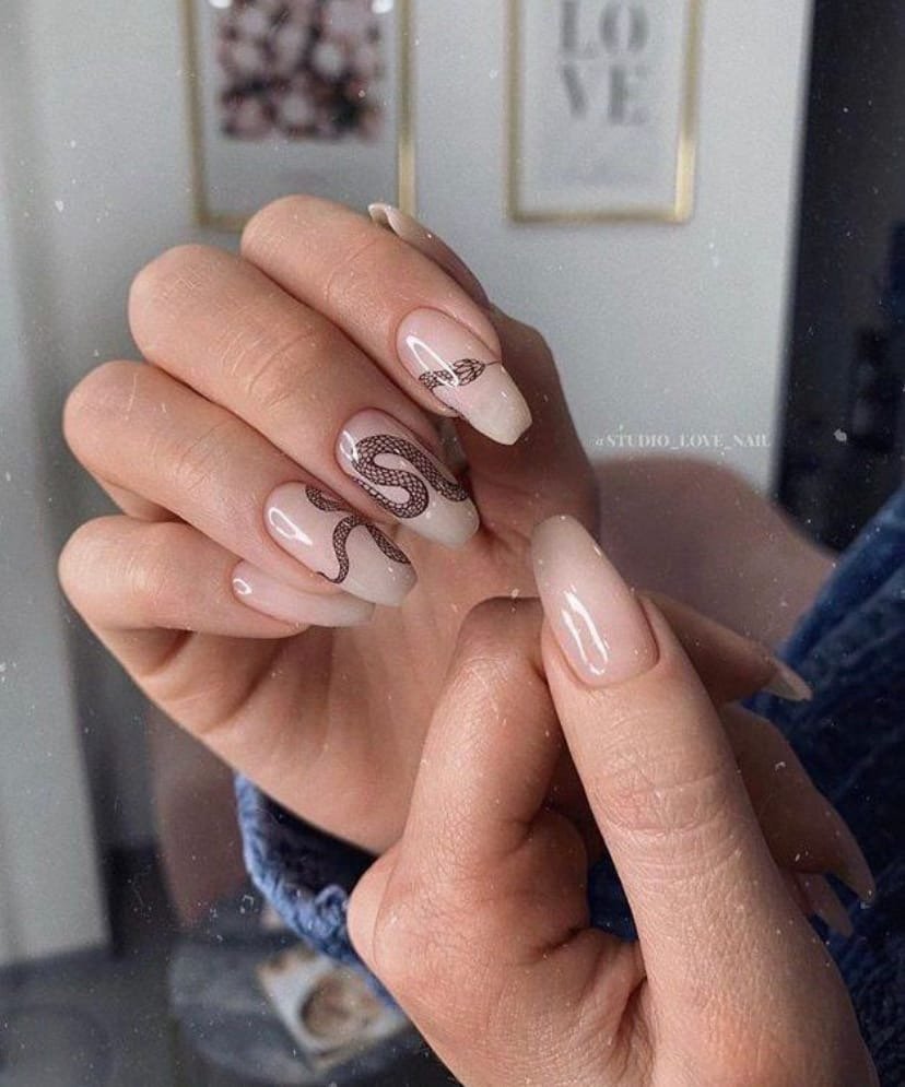 Ногти нюд с черным