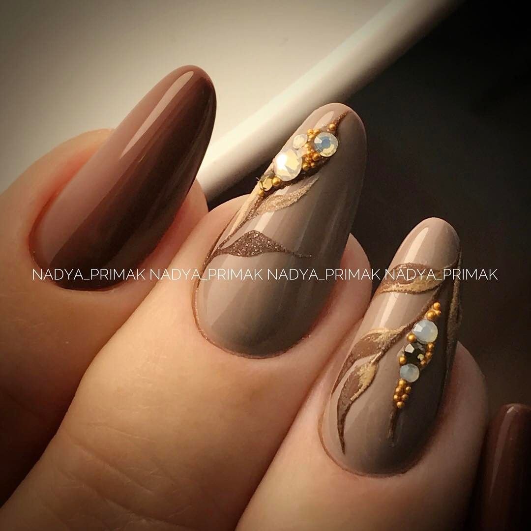 Овальный коричневый маникюр