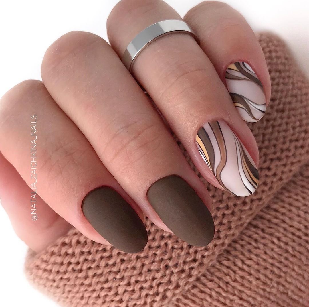 Маникюр на острые ногти кофейный