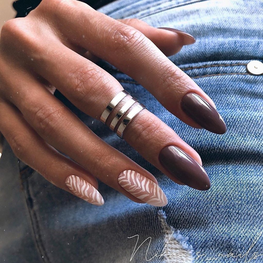 Коричневый маникюр миндаль