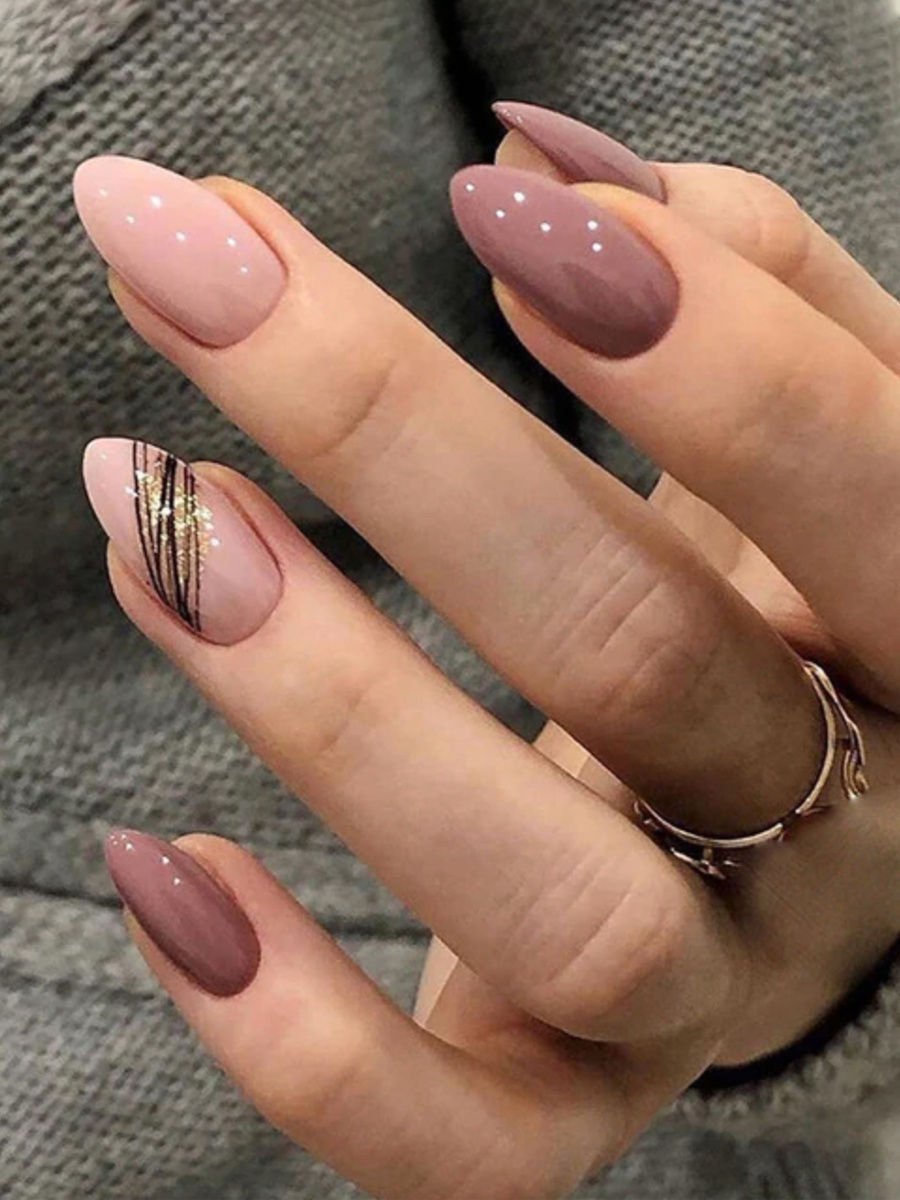 Маникюр миндаль золото с коричневым