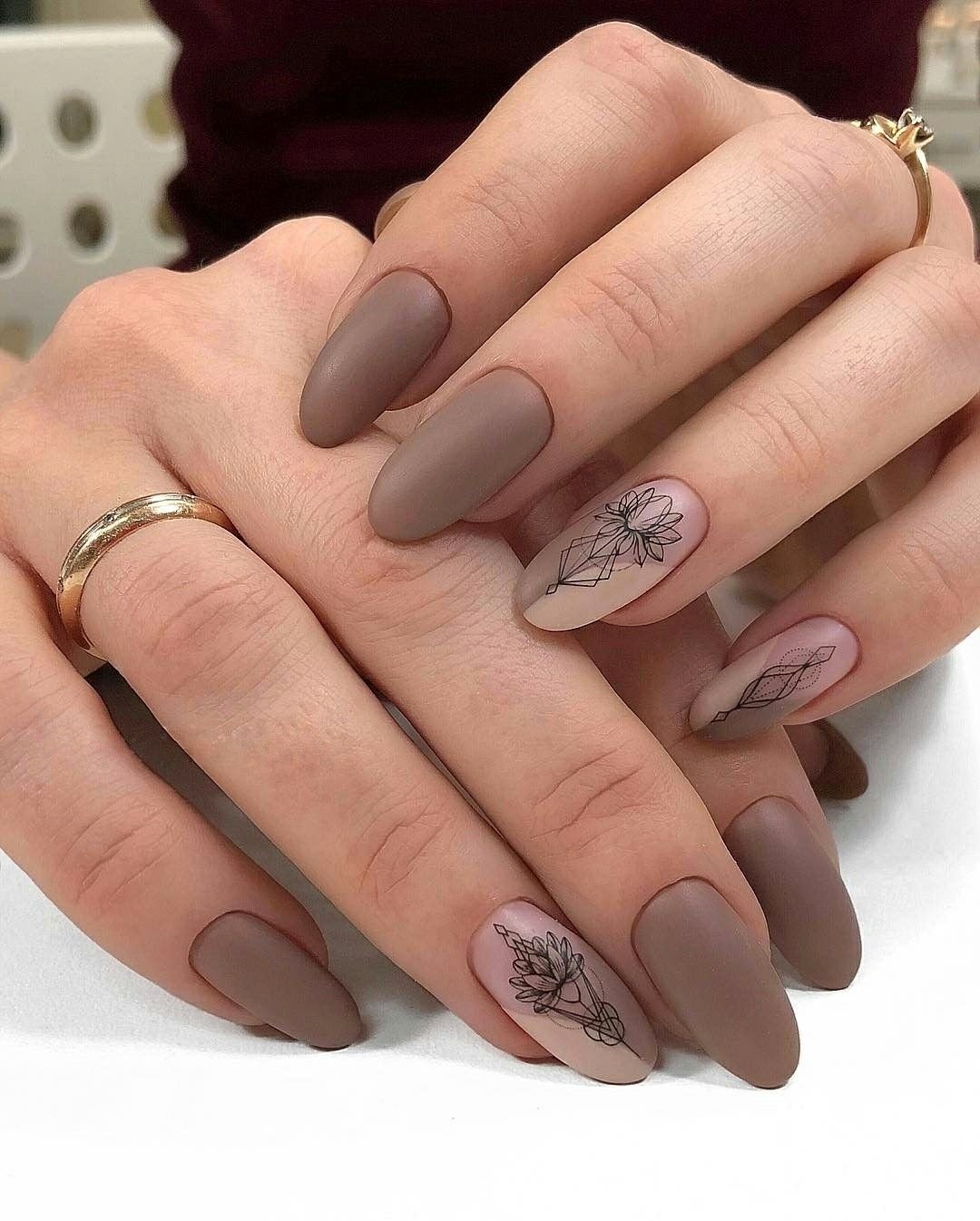 Коричневый маникюр на миндальную форму