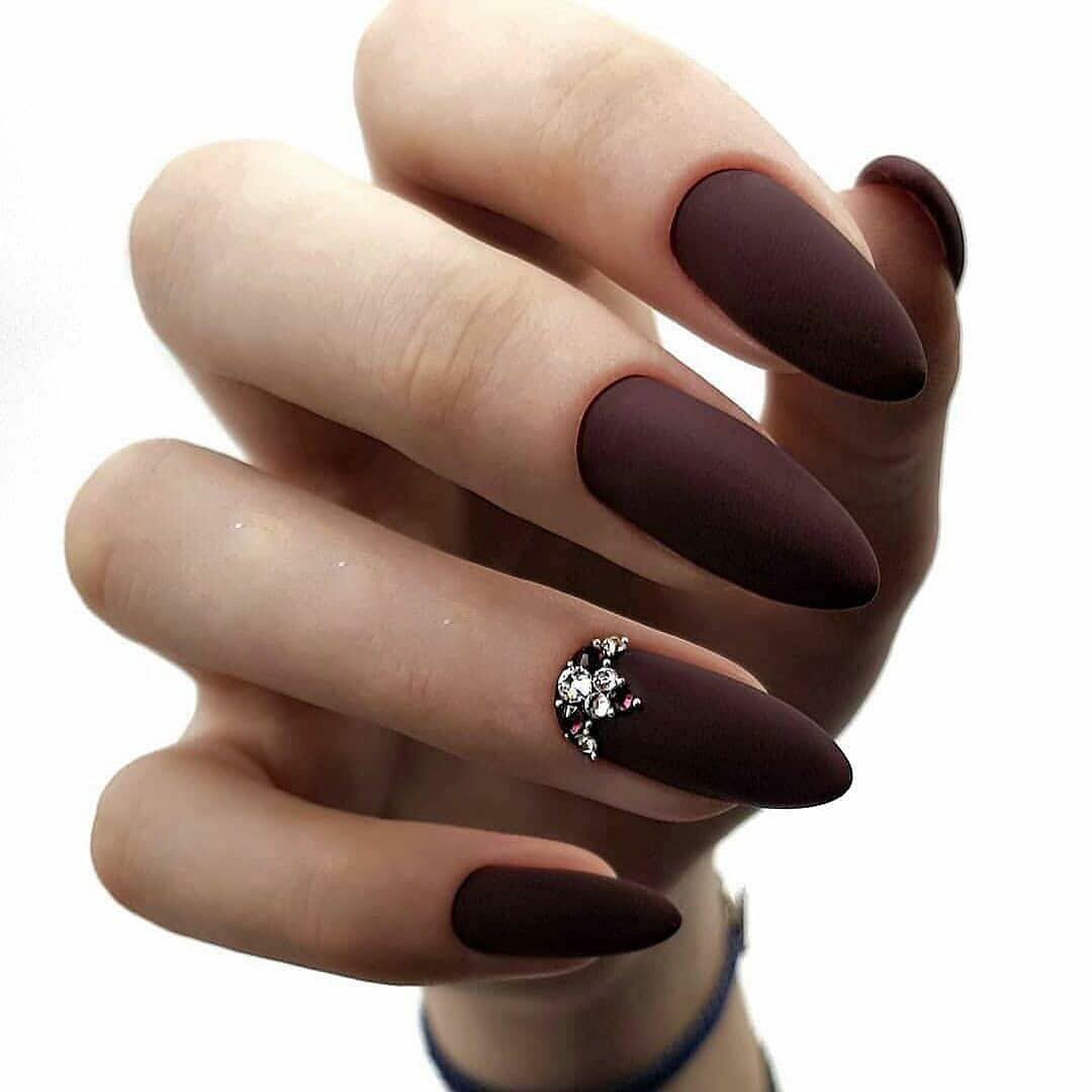 Маникюр в бежево-коричневых тонах