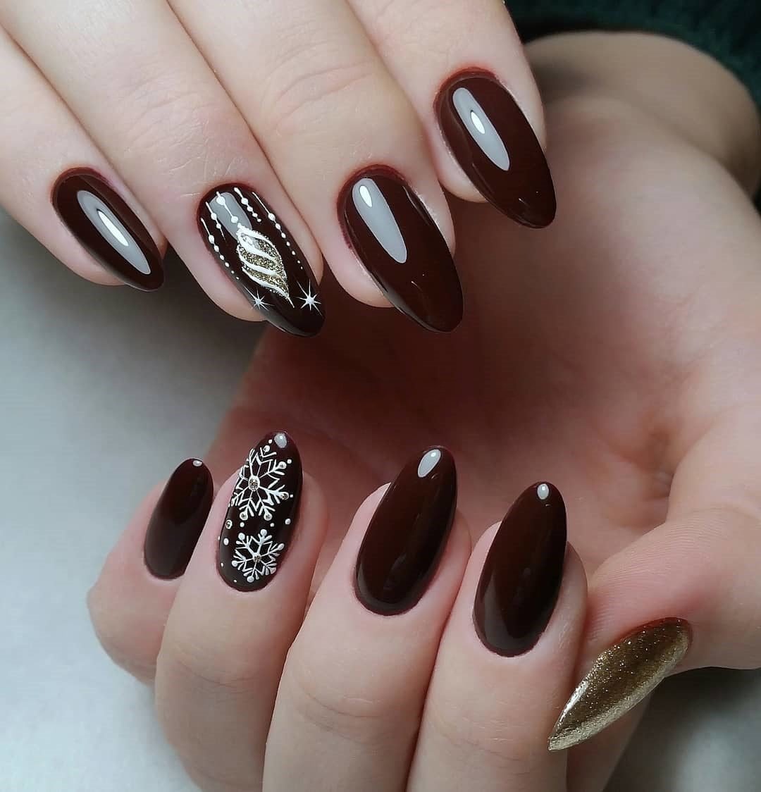 Маникюр нюд миндаль с золотой фольгой